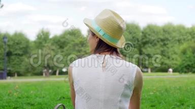 年轻的女学生坐在<strong>大学</strong>校园的草地上放松。 公共公园的游客白日<strong>梦</strong>